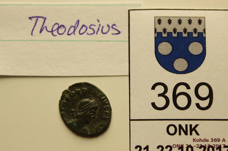 k-0369-a.jpg - Kohde 369, lhthinta: 5 € / myyntihinta: 8 € Rooma 379-395 AD Theodosius I, kunto: 3