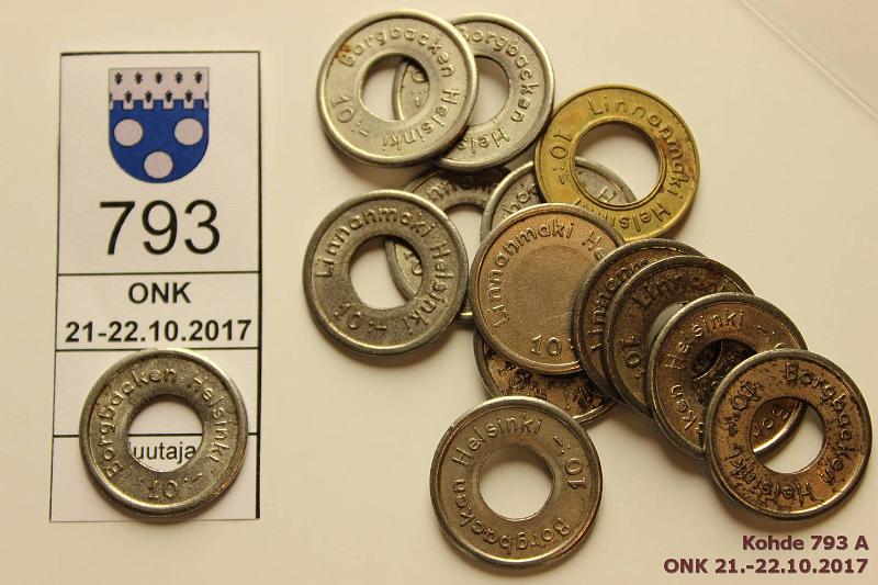 k-0793-a.jpg - Kohde 793, lhthinta: 5 € Linnanmki (14) 10:- Pllpoletti; 12 kirkasta ja 1 pronssinen reikpoletti, kunto: 5-8