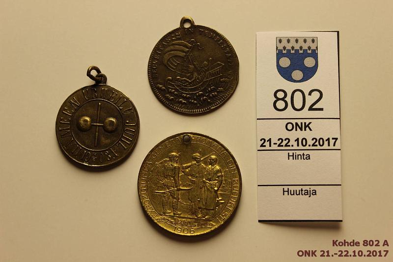 k-0802-a.jpg - Kohde 802, lhthinta: 5 € / myyntihinta: 5 € Mitalit (3) Pyh Yrj ripustuslenkki, prv; Romania Expozitiunea 1906, reik; Hmeen urheilujuhla 14.6.1903 ripustuslenkki, kunto: 3-5