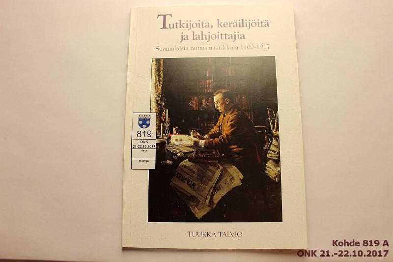 k-0819-a.jpg - Kohde 819, lhthinta: 5 € / myyntihinta: 5 € Talvio Tuukka 1994 Tutkijoita, kerilijit ja lahjoittajia. Suomalaisia numismaatikkoja 1700-1917. SNYn julkaisuja. Kansipapaerissa teipin jlki, muuten virheetn, kunto: 9