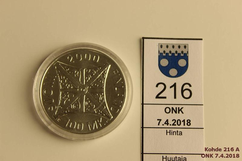 k-0216-a.jpg - Kohde 216, lhthinta: 50 € / myyntihinta: 64 € 100 mk 2000 Ag, BU, Riemuvuosi, kapselissa pirsteit, kunto: 9