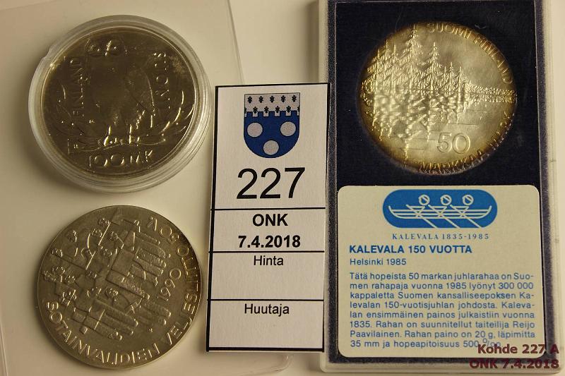 k-0227-a.jpg - Kohde 227, lhthinta: 22 € / myyntihinta: 22 € 50 - 100 mk 1985-90 (3) Ag, 50mk 1985 Kalevala, muovikotelo ja tod; 100mk-90 Yliopisto ja Sotainvalidit, kunto: 9