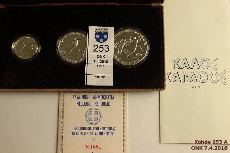 k-0253-a.jpg - Kohde 253, lhthinta: 40 € / myyntihinta: 40 € Kreikka (3) 1981 KM#125-127 Ag, proof, hopeaa 44g, 100, 250 ja 500d. EM-kisat Ateena 1982. Kaunis kotelo, tod, esite, kunto: 10