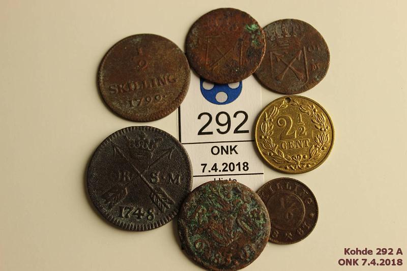 k-0292-a.jpg - Kohde 292, lhthinta: 10 € / myyntihinta: 10 € 1  - 1 sk (4+2) 1683-1799 Cu, 1 1683, 1725, 1748, yksi lukukelvoton;  sk 1799. Lisksi Norja sk 1867 ja 2 cent poletti 1982 (ollut riipuksena, kl7), kunto: 1-4