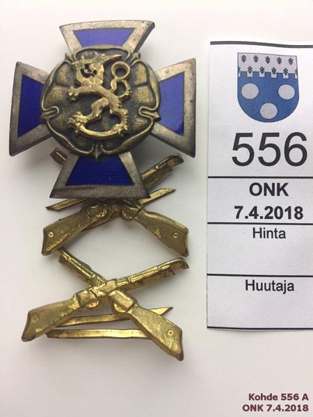 k-0556-a.jpg - Kohde 556, lhthinta: 15 € / myyntihinta: 22 € RAUK risti ja satiaiset (3) Risti Veljekset Sundqvist, emaloinnissa tummumaa, ruuvikiinnitys. Satiaiset kivriaiheella, kunto: 8