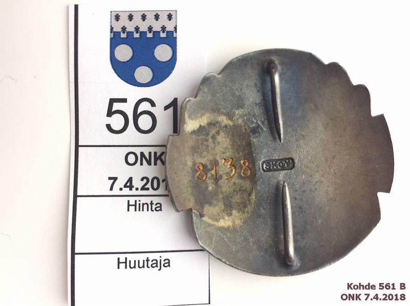 k-0561-b.jpg - Kohde 561 (kuva 2/2), lhthinta: 30 € Suojeluskunta Ag 813, SKOY. Kuntoisuusmerkki, varhainen tyyppi hakaskiinnityksell, kunto: 8