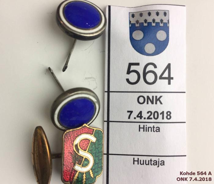 k-0564-a.jpg - Kohde 564, lhthinta: 10 € / myyntihinta: 10 € Kalvosinnapit Kaksi sinist nappia tunnistamatonta vanhanmallisella kiinnityksell. Suojeluskunta, S-kirjaimesta emalointi kulunut, kunto: 7-9