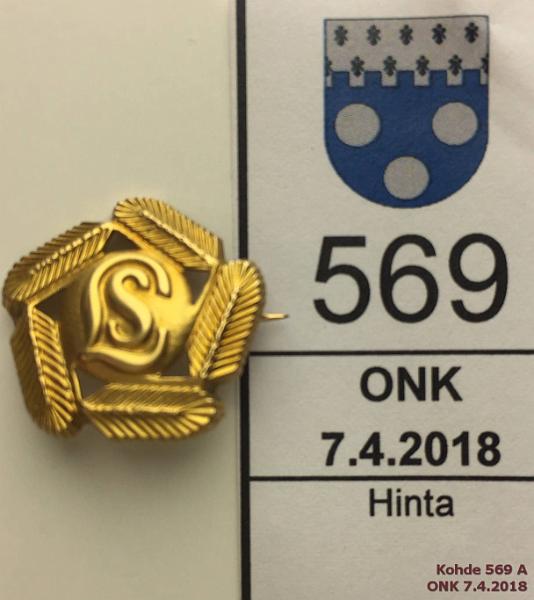 k-0569-a.jpg - Kohde 569, lhthinta: 75 € / myyntihinta: 75 € Lotta Svrd Au 750. 1 luokan hiihtokvelymerkki, kullan leimat, n:o 16, neulakiinnitys, kunto: 9