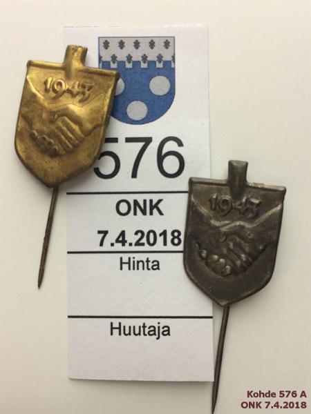 k-0576-a.jpg - Kohde 576, lhthinta: 5 € / myyntihinta: 7 € Talkoomerkit 1943 (2) Talkoolapio-rintaneulat: pronssi ja kulta, kunto: 8