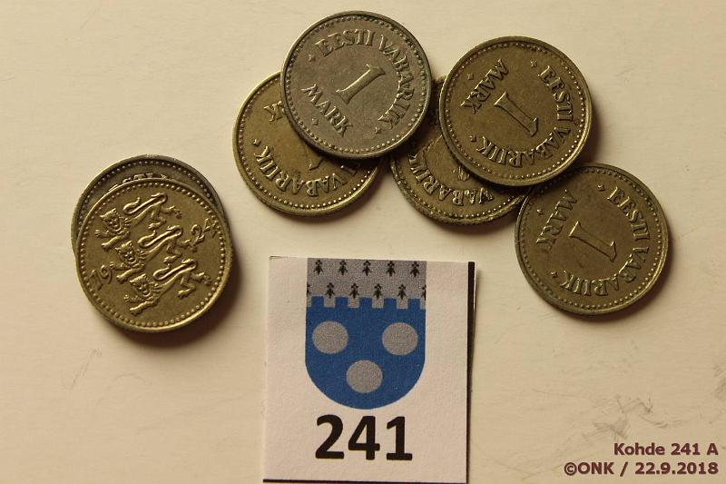 k-0241-a.jpg - Kohde 241, lhthinta: 5 € / myyntihinta: 7 € Eesti 1 mk 1922-24 (7) 1922(2), -24(5, yksi viallinen), kunto: 5-6