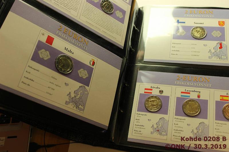 k-0208-b.jpg - Kohde 208 (kuva 2/2), lhthinta: 130 € / myyntihinta: 130 € 2 € 200412 (55) Kansio, jossa korteissa 55 erilaista euromaiden 2€ kyttjuhlarahaa, kunto: 9