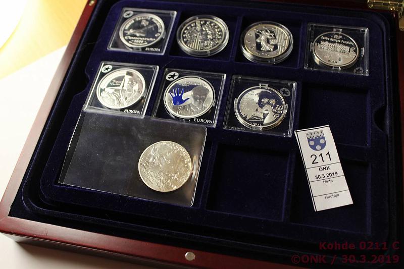 k-0211-c.jpg - Kohde 211 (kuva 3/3), lhthinta: 300 € / myyntihinta: 310 € 10 € 200814 (29) Ag, BU/Proof. Italia 2008, -09, -10, -11, -12, -13, -14; Espanja 2008, -09, -10, -11, -12, -13, -14; Ranska 2009(3 eril), -10, -11, -12, -13, -14; Belgia 2008(2 eril), -09, -10, -11, -12, -14 Puulaatikossa, kaps, kunto: 9-10