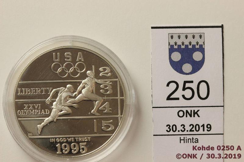 k-0250-a.jpg - Kohde 250, lhthinta: 10 € / myyntihinta: 13 € USA 1 $ 1995P KM#264 Ag, proof, 26,73g/900, Atlanta, Track and Field, kaps, kunto: 10