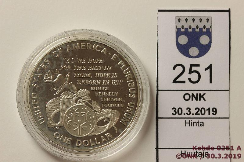 k-0251-a.jpg - Kohde 251, lhthinta: 10 € / myyntihinta: 14 € USA 1 $ 1995P KM#266 Ag, proof, 26,73g/900, Special Olympics World Games, kaps, kunto: 10