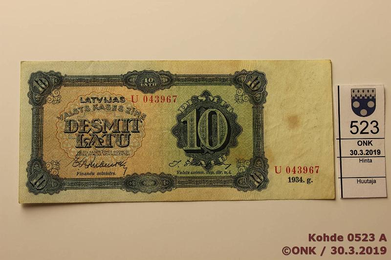 k-0523-a.jpg - Kohde 523, lhthinta: 40 € / ei tarjouksia Latvia 10 latu 1934 P#25d U 043967, tahroja, sil?, kunto: 4