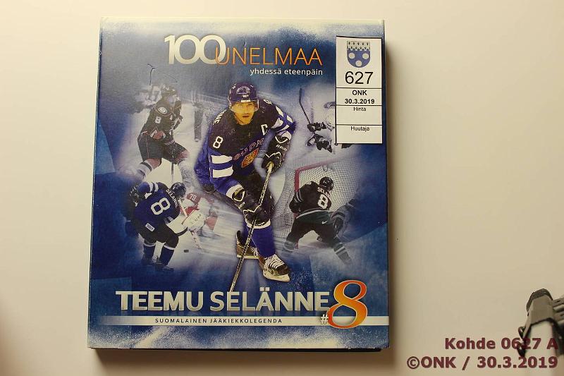 k-0627-a.jpg - Kohde 627, lhthinta: 5 € / myyntihinta: 5 € Teemu Selnne Moneta Pahvikotelo, jossa Teemun taaleri ja kolme vrimitalia, kunto: 9