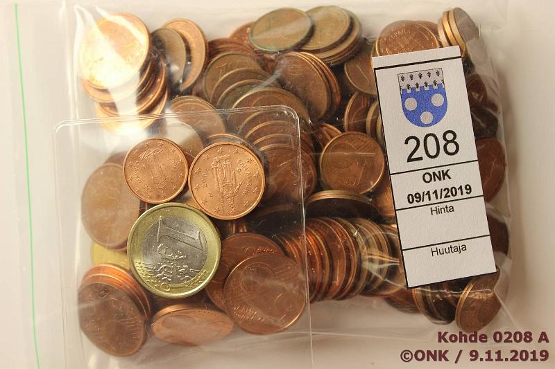 k-0208-a.jpg - Kohde 208, lhthinta: 7 € / ei tarjouksia 1 s1 € 1999 Posin 1-5s eri maista, mys 1+2s 2004 sek 1€ 2009 San Marino, nimellisarvo 5,4€, kunto: 6-9