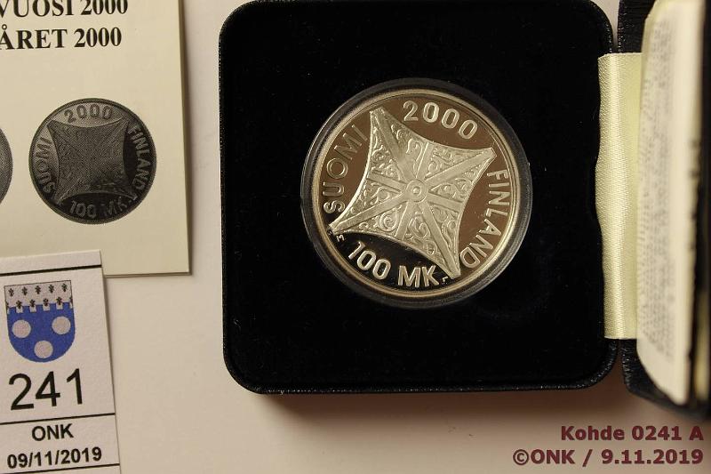 k-0241-a.jpg - Kohde 241, lhthinta: 40 € / myyntihinta: 54 € 100 mk 2000 Ag, Proof, Riemuvuosi, laatikko, tod., kunto: 10