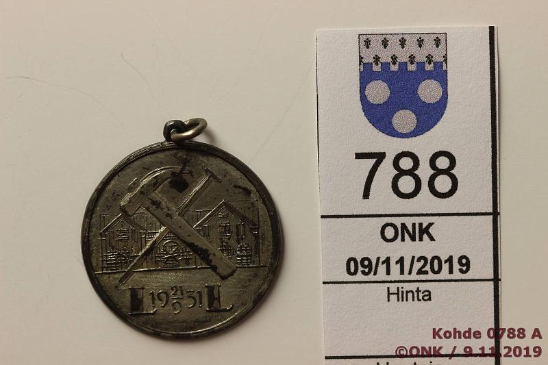 k-0788-a.jpg - Kohde 788, lhthinta: 40 € / myyntihinta: 340 € Lapuan liike 1935 Ag, 813 hopean leimat: Vaasan tyventalon "naulauksen" muistoksi tehty pienoismitali, patinaa, kunto: 8