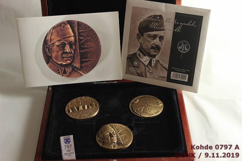 k-0797-a.jpg - Kohde 797, lhthinta: 45 € / myyntihinta: 45 € Mannerheim (3+1) Br, Puulaatikossa 3 erilaista Mannerheim-mitalia: Tutkimusmatkailija, Valtiomies ja Ylipllikk  70mm/320g. Rahapaja Insignia, suun. H Hivoja. Lisksi Marskin rintamerkki 1951 vaaleaa metallia (kl 6). Esitteet., kunto: 9, 6