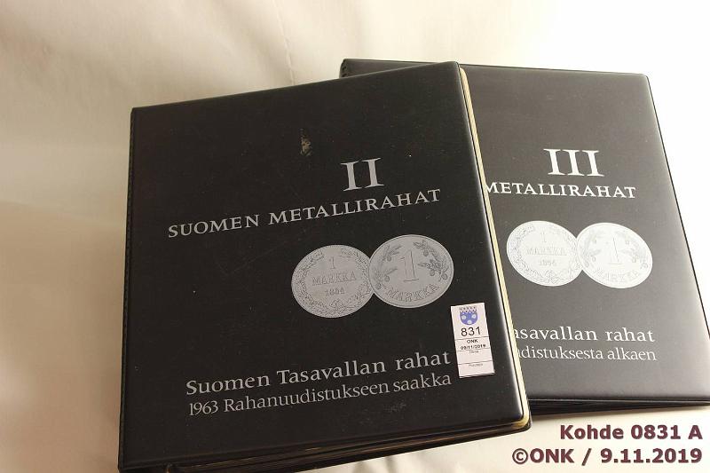 k-0831-a.jpg - Kohde 831 (kuva 1/2), lhthinta: 75 € / myyntihinta: 78 € Suomen metallirahat II ja III (336) 191999 2ssa kansiossa muovilehdill 1p 1920-79 (22); 5p 1919-87(39, mm. 1928 leimak.); 10p 1921-99 (42, mm. 1926 hyv); 20p 1963-89 (27); 25p 1921-45 (17); 50p 1921-93 (20); 1mk 1921-97 (73, mm. hopeamarkat ja hevosmarkat 1921-23); 5mk 1930-83 (34, mm 1931 leimak.); 10mk 1928-98 (20, mm. 1954 leimak.); 20mk 1934-62 (16); 50mk 1952-62 (8, mm. 1958 kl6); 100mk Ag 1956-58 (3); 200mk Ag 1956-58H (3). Lisksi Ag juhlahat 10mk 1967, -70, -71, -77 ja Cuni 1995(2); 25mk 1978, -79, -82; 50mk 1981, -83, -85. Lhes kaikki erilaisia. Ei juurikaan kansiohometta!, kunto: 3-9