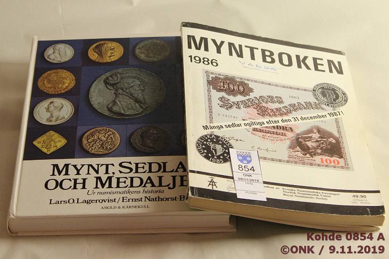 k-0854-a.jpg - Kohde 854 (kuva 1/2), lhthinta: 5 € / myyntihinta: 5 € Myntboken ym. (3) 198191 Mynt, Sedlar och Medaljer. Toim. Lagerqvist & Nathorst-Bs, Centraltryckeriet, Bors 1981; Myntboken 1986; Suomen rahojen hinnasto 1811-1991. Toim. Wallenstierna, Pijt-Paino 1990. Osassa kmj, kunto: 7-9