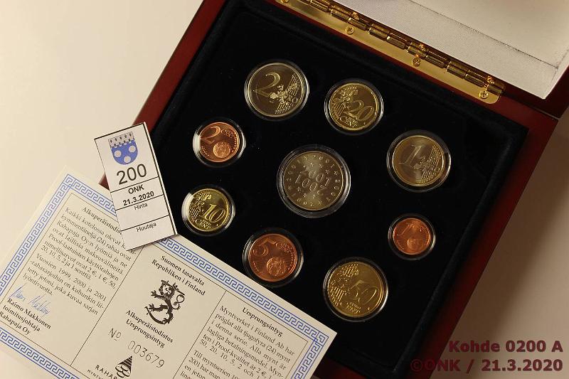 k-0200-a.jpg - Kohde 200, lhthinta: 80 € / myyntihinta: 80 € 1999-2001 Proof, vuosisarjat 1999, 2000 ja 2001, puulaatikko, tod, kunto: 10