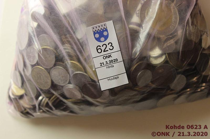 k-0623-a.jpg - Kohde 623 (kuva 1/2), lhthinta: 40 € / myyntihinta: 44 € Suomi 1 p - 25 mk >5kg 1865-> 30-40 keisarivallan huonokuntoista kolikkoa, posin Suomea itsenisyyden ajalta. Joitakin avattuja pankin punttaamia ptkj, hieman muuta maailmaa, hapettunut 25mk itsenisyyden juhlaraha, 1c 1999 rulla ja Monetan kultaamia rahoja koteloissa., kunto: vk