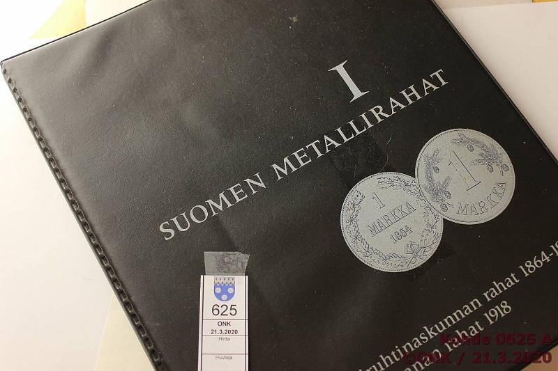 k-0625-a.jpg - Kohde 625 (kuva 1/3), lhthinta: 250 € / myyntihinta: 250 € Suomen metallirahat I (137) 1865-1917 Kansiossa muovilehdill 1p 1867-1917(33 erilaista); 5p 1866-1917(25 er); 10p 1865-1917(24 er); 25p Ag 1866-1917(23 er); 50p Ag 1865-1917(17 er); 1mk Ag 1866-1917(10 er, mm. 1867, joka ollut kiinnitettyn); 2mk 1872-1908(5 er). Osassa kansiohometta!, kunto: 2-8