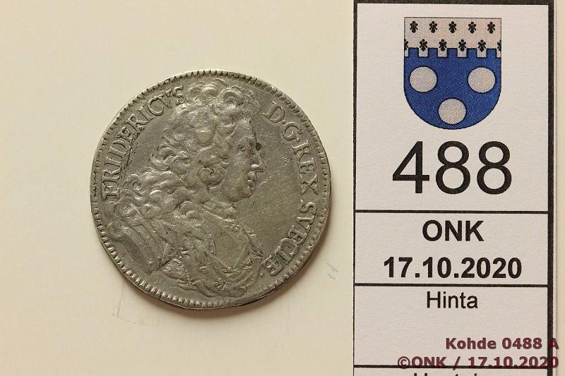 k-0488-a.jpg - Kohde 488 (kuva 1/2), lhthinta: 50 € / ei tarjouksia 1 rd 1720 Vrenne, Fredrik, vaaleaa metallia, paino 9,69g, kunto: 4