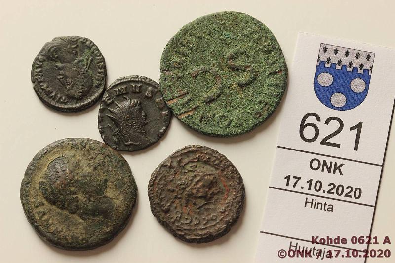 k-0621-a.jpg - Kohde 621, lhthinta: 5 € / myyntihinta: 5 € Antiikki/Rooma (5) 37eKr-361 Ag/Br/Cu Tarkemmin tunnistamattomia. Myyjn merkintj: Tiberius/Livia S.C, Constantinus, Constantina II, Gallienus Pietus AVG x 2, kunto: 1-3