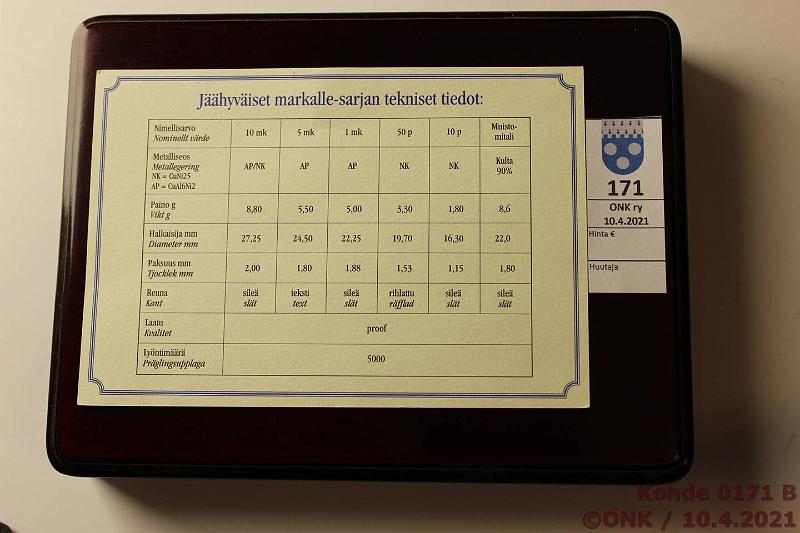 k-0171-b.jpg - Kohde 171 (kuva 2/2), lhthinta: 250 € / myyntihinta: 330 € 2001 Proof, Kultaiset jhyviset markalle. Vuosisarja ja kultainen jetoni, Au 8,6g/900. Puulaatikko, tod., kunto: 10