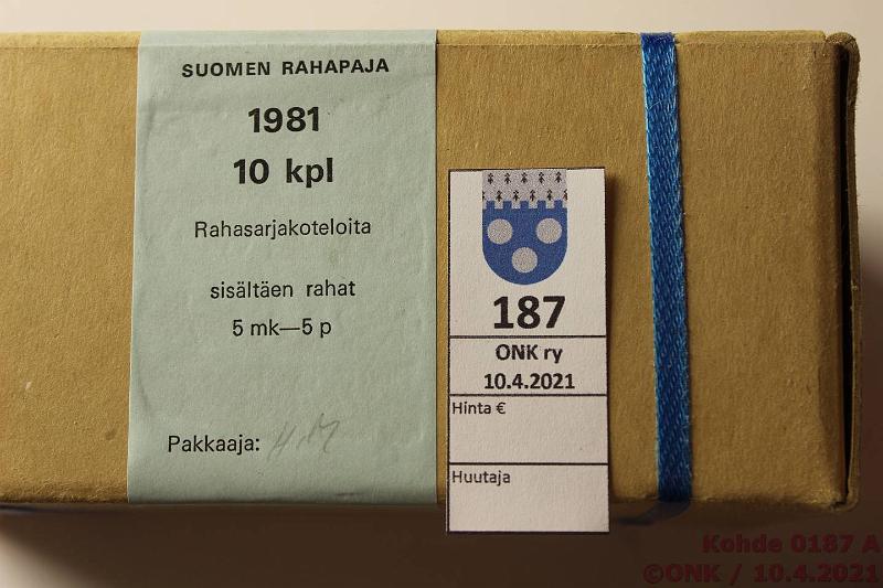 k-0187-a.jpg - Kohde 187, lhthinta: 35 € / myyntihinta: 35 €  Rahasarja   1981 (10)   RP:n laatikko: 10 x Suomen rahasarja 5 p - 5 mk, laatikon sinetit ehjt , kunto: 9