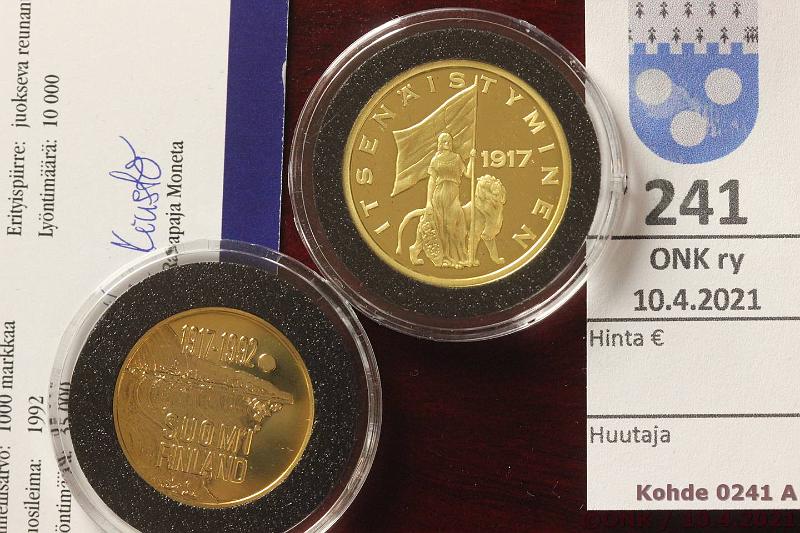 k-0241-a.jpg - Kohde 241 (kuva 1/2), lhthinta: 800 € / myyntihinta: 881 € 1000 mk + kultamitali 1992 Au, Proof, 9g/900 + 12g/999, 1000mk Itsenisyys 75v + itsenistyminen-kultamitali, puulaatikko, Monetan tod, kunto: 10