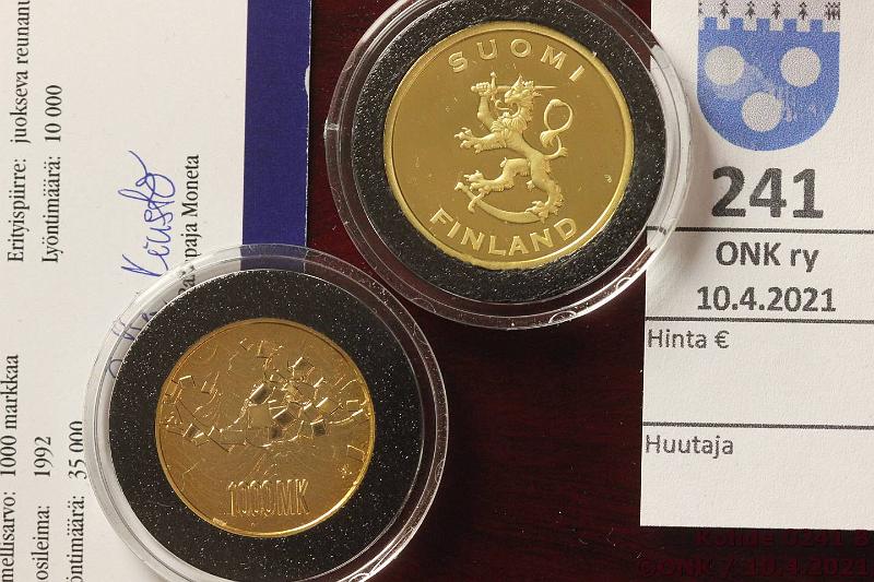 k-0241-b.jpg - Kohde 241 (kuva 2/2), lhthinta: 800 € / myyntihinta: 881 € 1000 mk + kultamitali 1992 Au, Proof, 9g/900 + 12g/999, 1000mk Itsenisyys 75v + itsenistyminen-kultamitali, puulaatikko, Monetan tod, kunto: 10