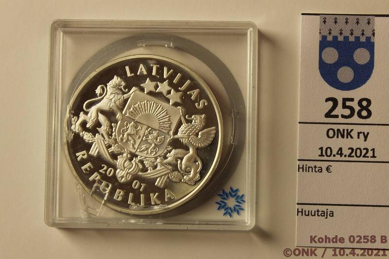 k-0258-b.jpg - Kohde 258 (kuva 2/2), lhthinta: 10 € / myyntihinta: 18 € Latvia 1 lats 2001 KM#50 Ag, Proof, 31,47g/925. Salt Lake City 2002, jkiekko, kapseli, kunto: 10