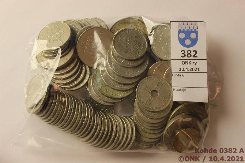 k-0382-a.jpg - Kohde 382, lhthinta: 5 € / myyntihinta: 5 € Ruotsi ja Tanska (102) 1927-2009 10 1973-89(3), 50 1973-2007(3), 1kr 1927-2009(77), 5kr 1954-77(18), 10kr 2008. Muutamia hopearahoja., kunto: 4-8