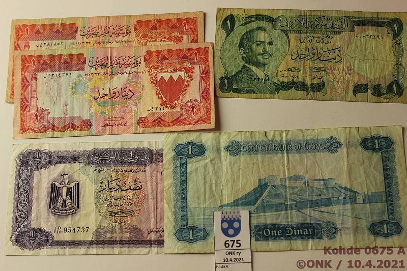 k-0675-a.jpg - Kohde 675, lhthinta: 10 € / myyntihinta: 10 € Er (5) 1971-92 Bahrain 1 dinar 1973(2); Jordania 1 dinar 1975; Libya  dinar 1971, 1 dinar 1971-79, kunto: 3-4