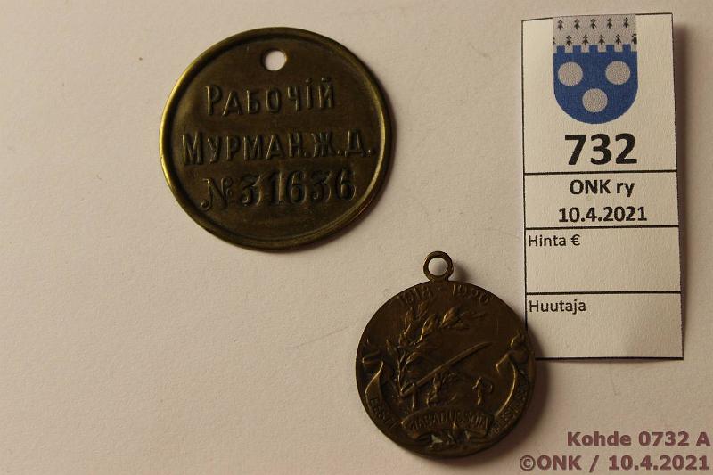 k-0732-a.jpg - Kohde 732 (kuva 1/2), lhthinta: 5 € / myyntihinta: 26 € Eesti-riipus ja tunnistamaton poletti Eesti vapaussota 1918-1920 -riipus ripustuslenkill, Br, teksti KODU KAITSEKS; kyrillinen poletti n:o 31636, kunto: 6, 5