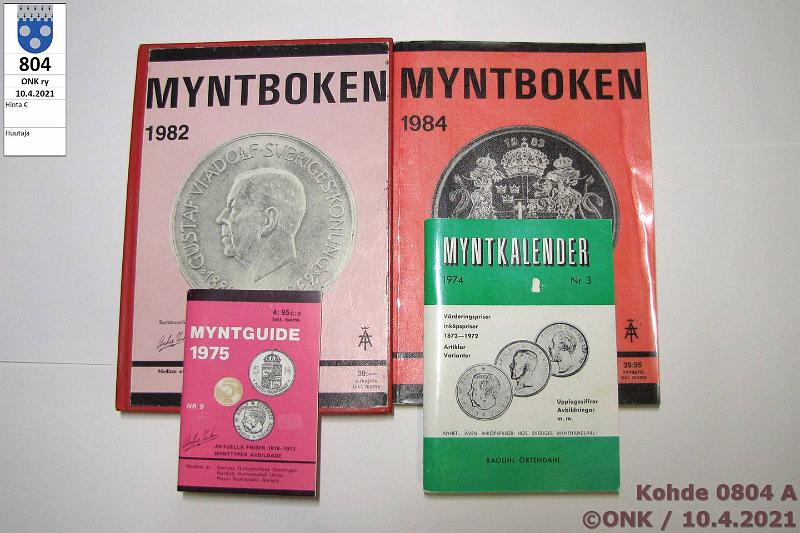 k-0804-a.jpg - Kohde 804, lhthinta: 5 € / myyntihinta: 5 € Tonkin, rtendahlq 1974-84 (4) rtendahlq: Myntkalender 1974 (taskuluettelo); Tonkin: Myntguide 1975 (miniluettelo), Myntboken 1982 (kovakantinen), 1984. Hitusen merkintj kahdessa ekassa., kunto: 6-7