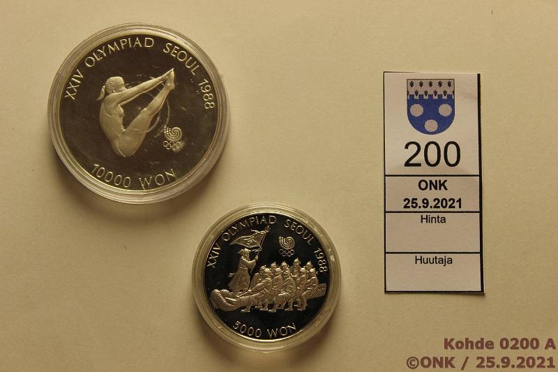 k-0200-a.jpg - Kohde 200, lhthinta: 23 € / myyntihinta: 32 € Etel Korea 5000 + 10000 won 1986, -87 KM#55, 57 Ag, Proof, 16,81g+33,62g/925, Olympia 1988, 5000w Tug of War, 10 000w Diving, hieman patinaa, kunto: 10, 9