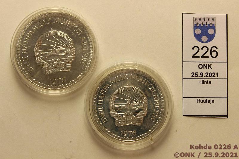 k-0226-a.jpg - Kohde 226 (kuva 1/2), lhthinta: 30 € / myyntihinta: 37 € Mongolia 25 + 50 tugrik 1976 KM#36, 37 Ag, 28,28g+35g/925, kapselit, pieni sormenjlki, kunto: 8