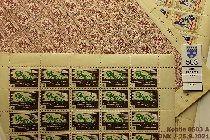 k-0503-a.jpg - Kohde 503, lhthinta: 5 € / myyntihinta: 5 € Postimerkki ym arkkeja (4) 1917→ 40p Saarismallin violetti arkki 11-1920 n:o 54 (100 kpl). 3 kpl muurahaisaiheisia kirjeensulkijoita tms. arkilla  50. Arvomerkinnt 3, 3 ja 4. Toisessa 3 arvoisista arkeista merkeiss teksti: Jtepuut kotien taloudellinen polttoaine, kunto: 8-9