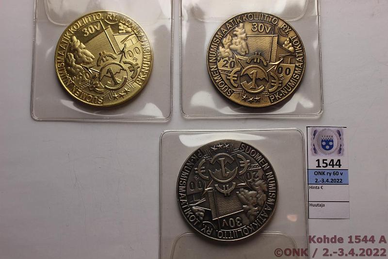 k-1544-a.jpg - Kohde 1544, lhthinta: 20 € / myyntihinta: 20 € Mitalit (3) Suomen Numismaatikkoliitto ja Pohjois-Karjalan Numismaatikot 30 v, pronssi, hopeoitu ja kullattu, kaikki numeroitu # SNL 5, kunto: 9