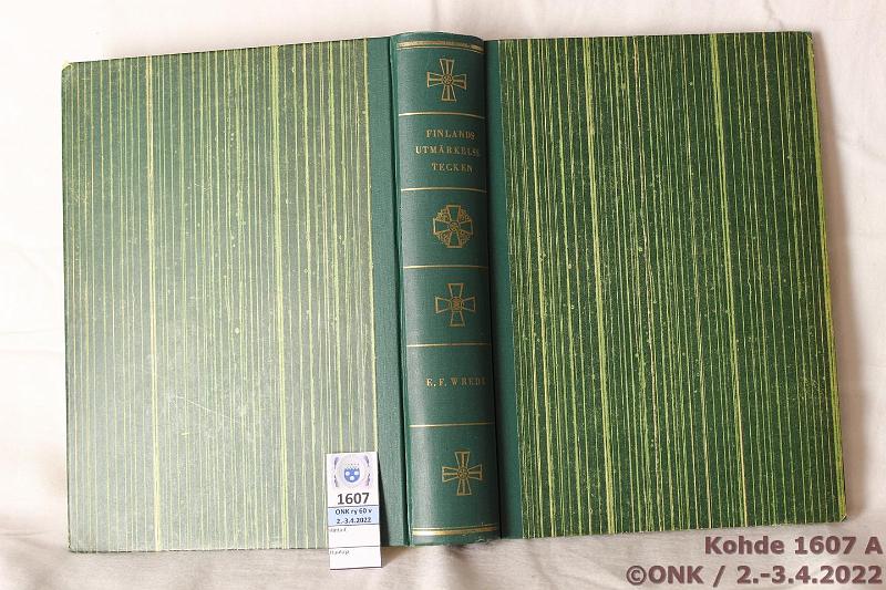 k-1607-a.jpg - Kohde 1607 (kuva 1/2), lhthinta: 75 € / myyntihinta: 75 € Kirja Wrede: Finlands utmrkelsetecken. En redogrelse fr Finlands officiella och halvofficiella utmrkelse- och minnestecken, 1946, 602 s., kunto: Siisti