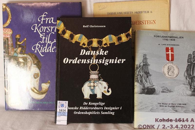 k-1614-a.jpg - Kohde 1614, lhthinta: 25 € / ei tarjouksia Er (4) Christensen: Danske Ordensinsignier. De Kongelige Danske Ridderordners Insignier i Ordenskapitlets Samling, 1998, 176 s. + Stevnsborg: Fortjenstmedaljen 1792-1839, 1989, 158 s. + Thostrup - Ellehauge: Danske Hderstegn, 1953, 97 s. + toim. Bencard - Kaarsted: Fra Korsridder til Ridderkors. Elefantordenens og Dannebrogordenens historie, 193, 333 s., kunto: Siistej