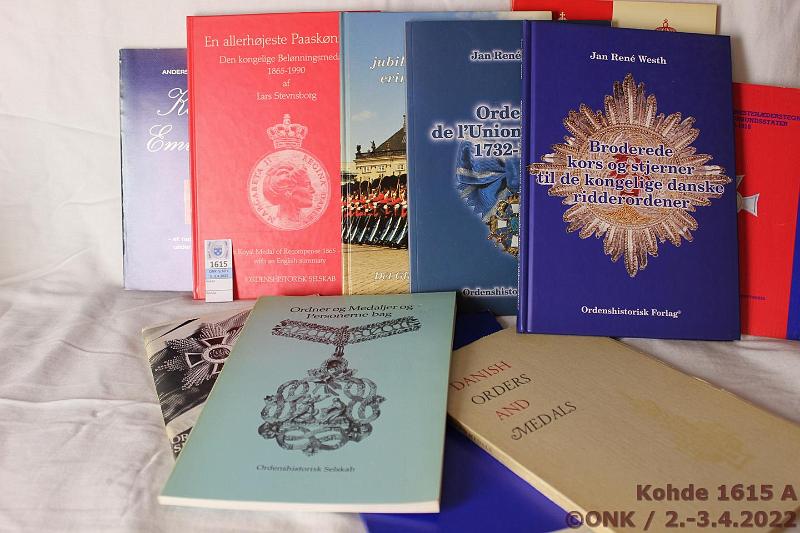 k-1615-a.jpg - Kohde 1615 (kuva 1/2), lhthinta: 10 € / ei tarjouksia Er (12) Tanskan kuniamerkkeihin liittyvi kirjoja ja vihkoja 1964-2003, yht. yli 1000 sivua, mm. Stevnsborg: Danmarks Riges Medaljer og Hderstegn, pehmekantinen 1992, kunto: Siistej