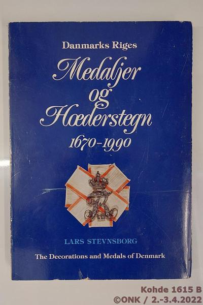 k-1615-b.jpg - Kohde 1615 (kuva 2/2), lhthinta: 10 € / ei tarjouksia Er (12) Tanskan kuniamerkkeihin liittyvi kirjoja ja vihkoja 1964-2003, yht. yli 1000 sivua, mm. Stevnsborg: Danmarks Riges Medaljer og Hderstegn, pehmekantinen 1992, kunto: Siistej