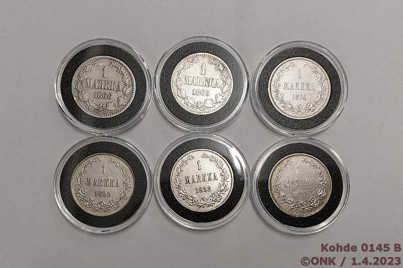 k-0145-b.jpg - Kohde 145 (kuva 2/2), lhthinta: 30 € / myyntihinta: 51 € 1 mk (6) 1865-1915 Ag, 1865, -66, -74, -90, -92, 1915. "Suomen hopeiset markat 1864-1915" laatikossa, tod., kunto: 3-8