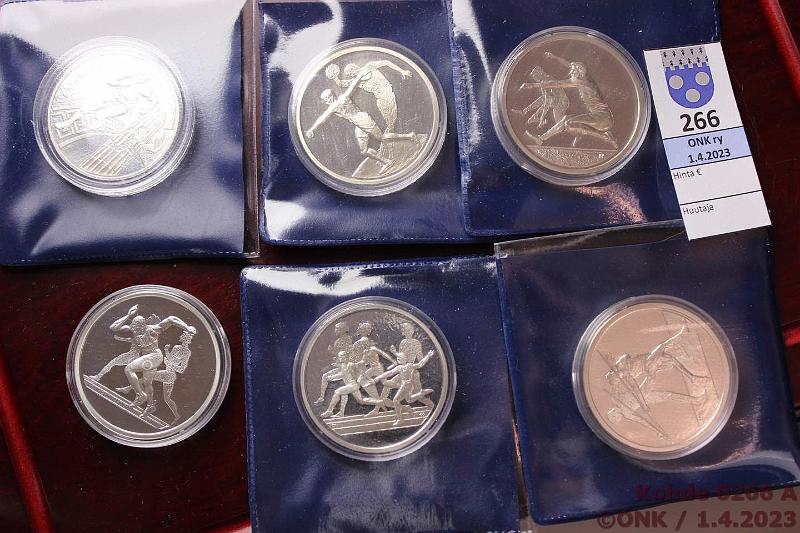 k-0266-a.jpg - Kohde 266 (kuva 1/2), lhthinta: 90 € / myyntihinta: 115 € Kreikka 10 € (6) 2004 Ag, Proof, 6 x 36g/925. Ateenan Olympialaiset: viesti- ja pikajuoksu, keihs, kiekko, pituushyppy, juoksu. Puulaatikko, kot, kaps, kunto: 10